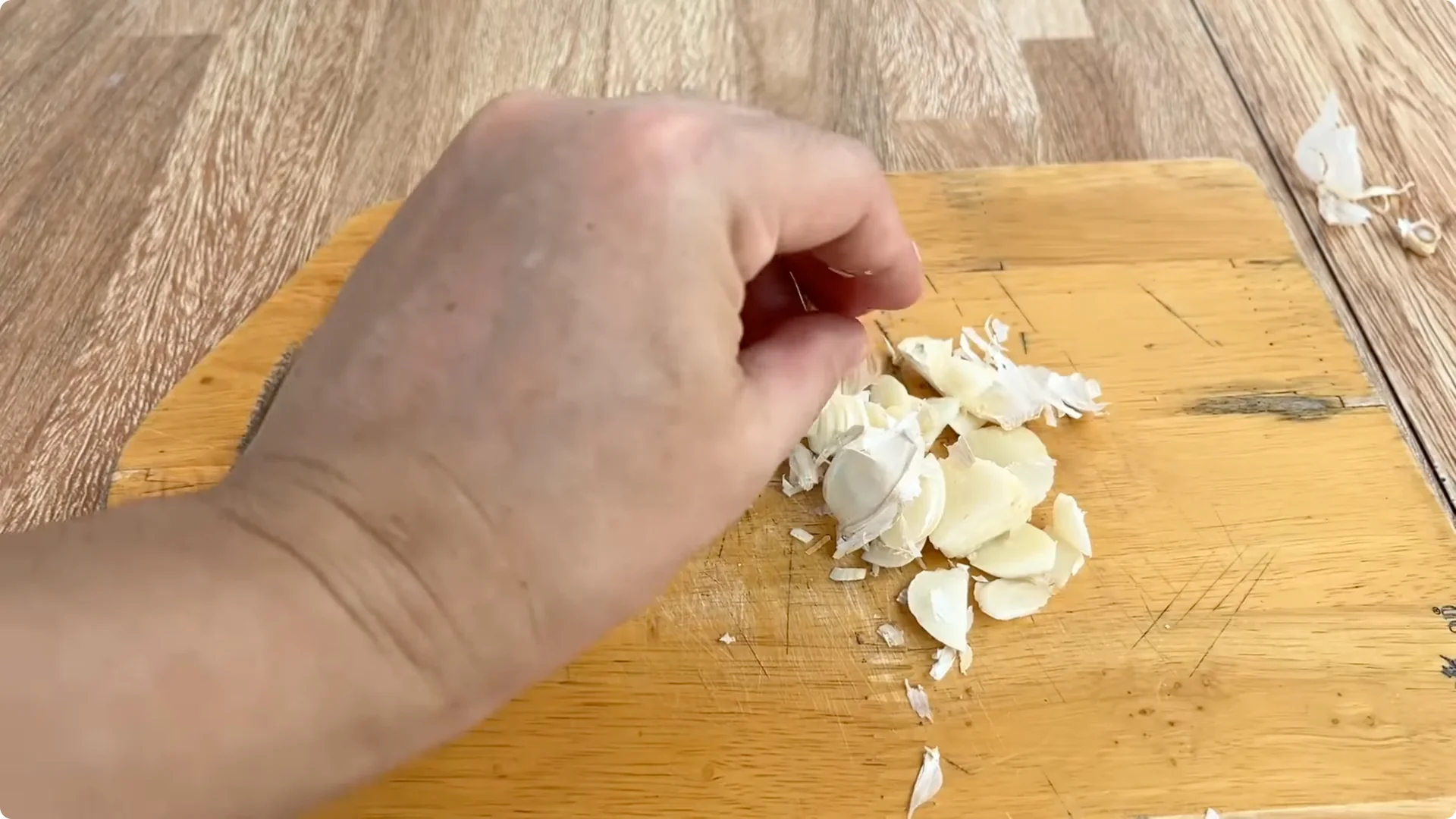 How Garlic Transforms Your Rose Plant’s Roots and Blooms screenshot 2