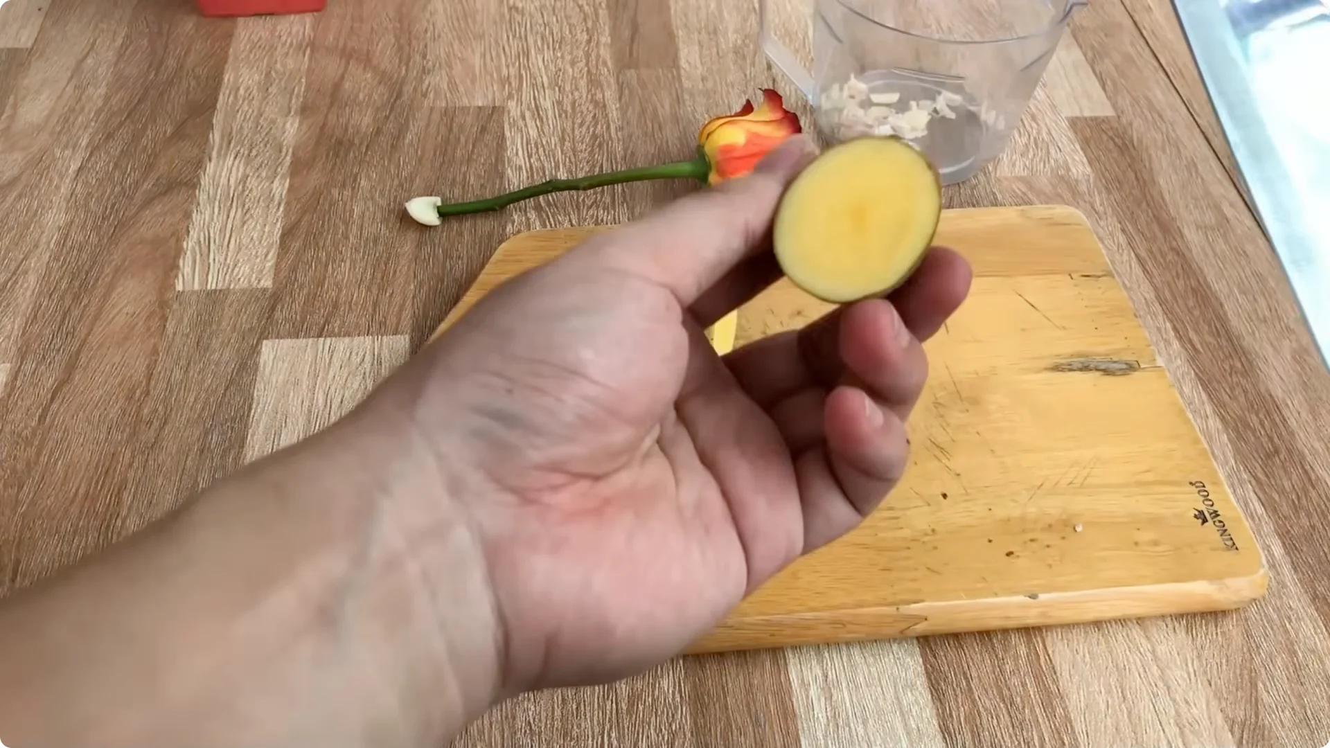 How Garlic Transforms Your Rose Plant’s Roots and Blooms screenshot 4