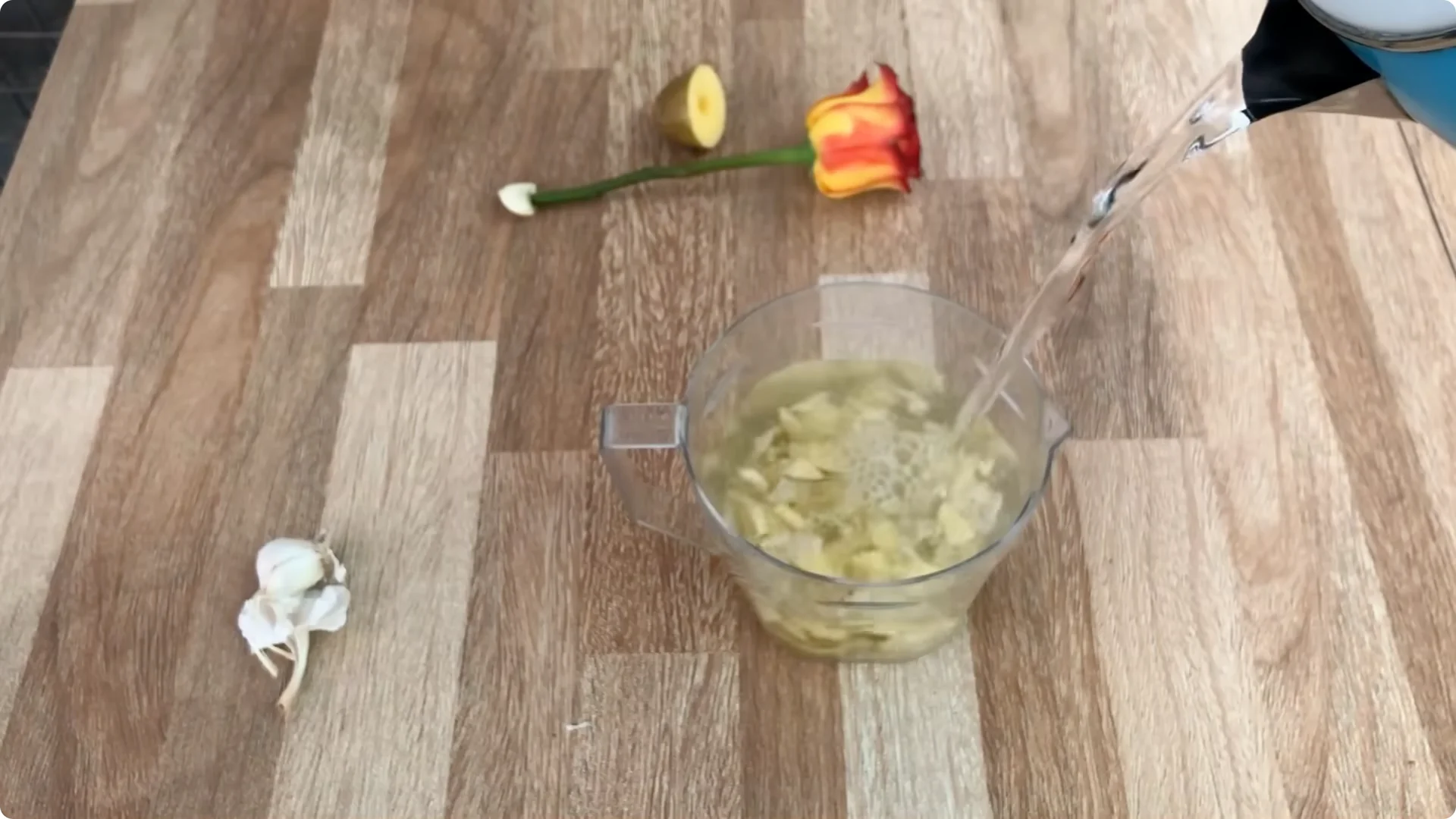 How Garlic Transforms Your Rose Plant’s Roots and Blooms screenshot 5