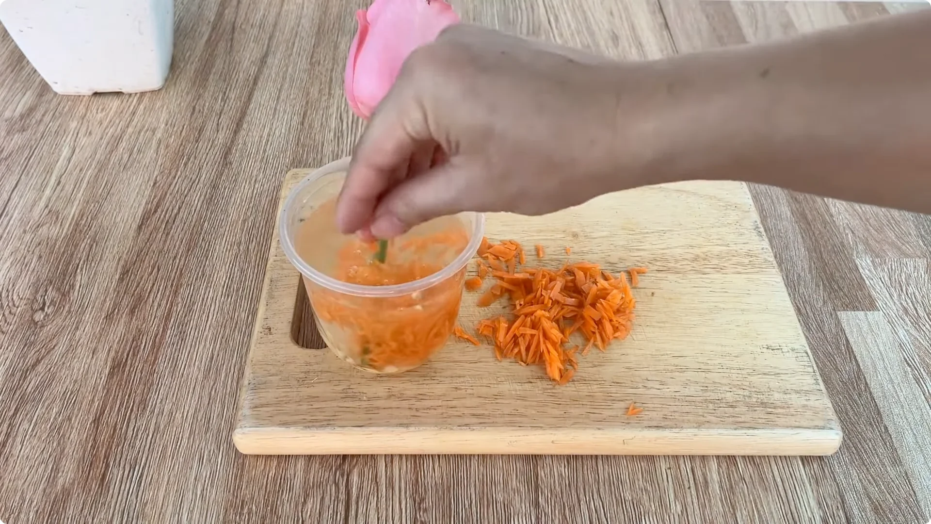 How One Cup Helps Any Rose Branch Root and Bloom Easily screenshot 5