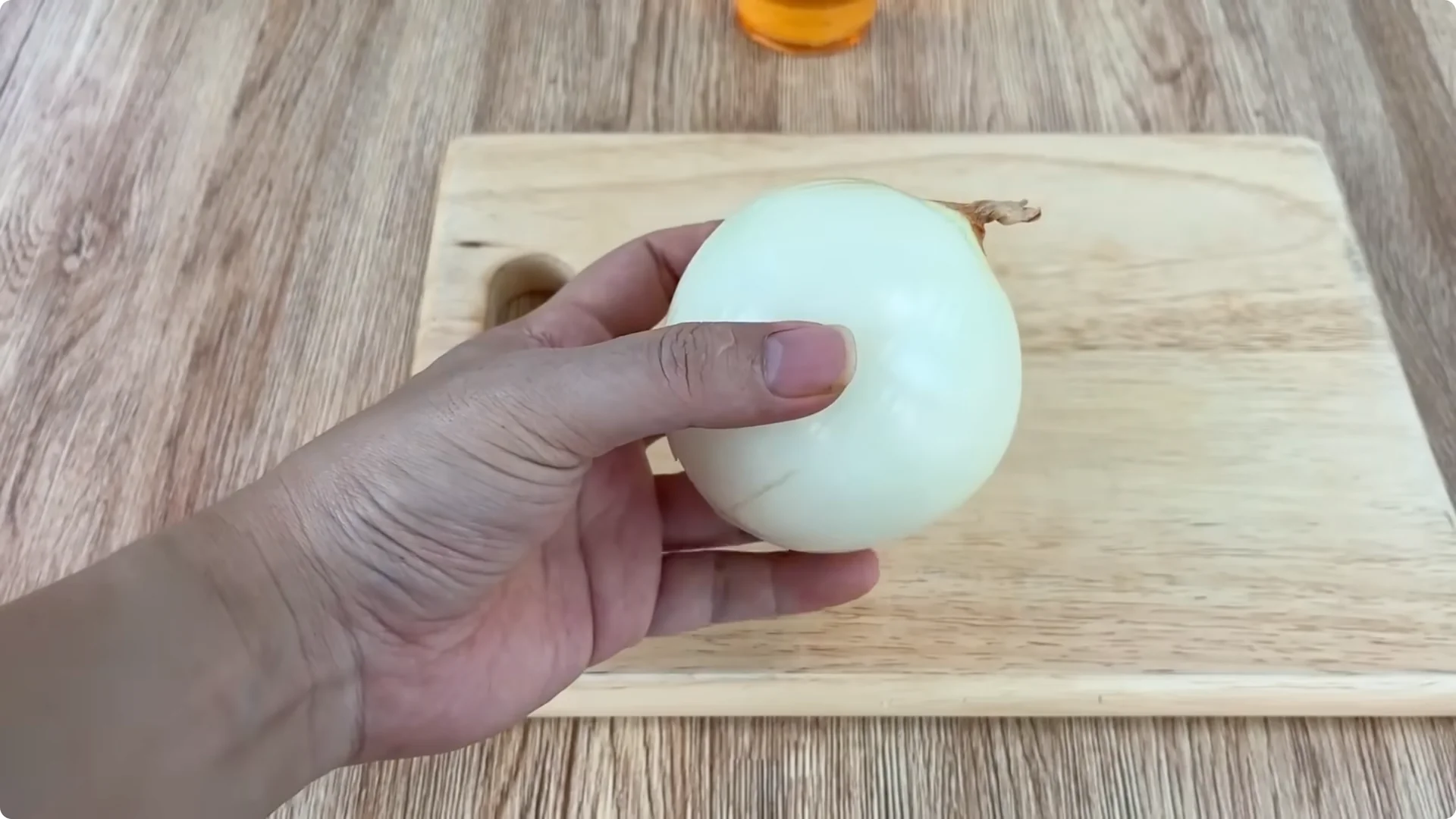 What Happens When You Insert a Rose Branch Into an Onion? screenshot 2